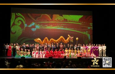 "天涯共此时"2015年萨斯卡通中秋晚会 聚星传媒舞台双投影超大背景设计